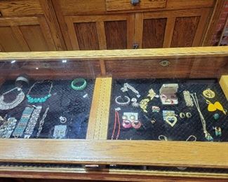 1000s of pieces of Vintage Estate Jewelry