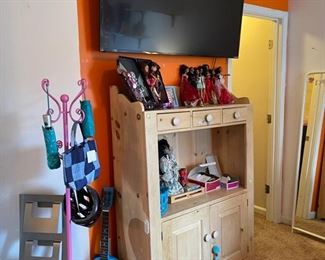 Bookshelf/cabinet and TV