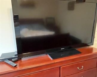 TV, dresser