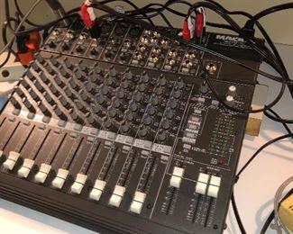 – Mackie 1402-viz Pro 