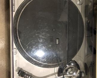Technics 
SL-1200mk2 Turntable