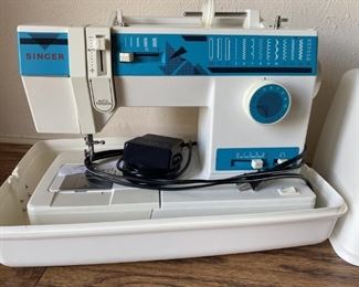 Vintage Singer Sewing Machine in Carrying Case