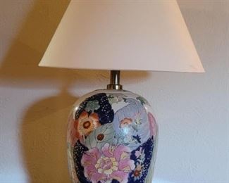 Vintage Chinese Tobacco Leaf Ginger Jar Table Lamp. 2 of 2
