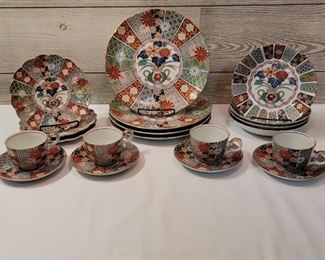 (19) Set of Imari Japanese Dinnerware