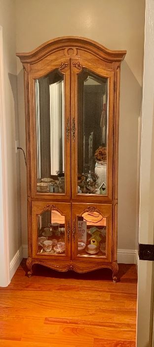 Thomasville Curio Cabinet
Solid Woods w Glass Shelving 
