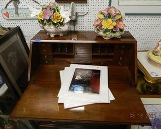 antique secretary/Capidumonte