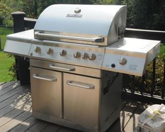 OUTDOOR GAS GRILL