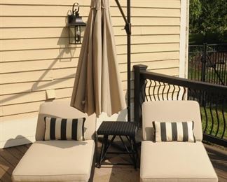 PORCH CHASE LOUNGES WITH UMBRELLA ON STAND