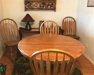 Round oak table & 4 chairs.