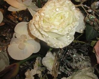 Close up pic of rose in white floral arrangements. 