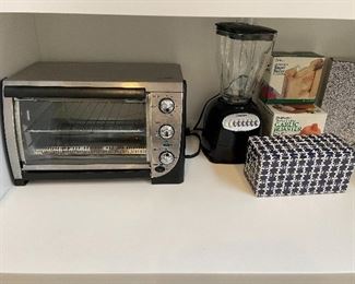 Toaster oven, glass blender and other useful kitchen items