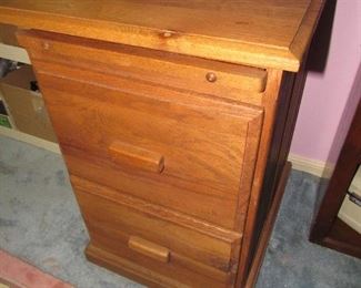 Solid oak 2-drawer filing cabinet