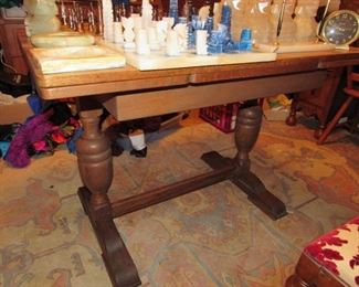 Oak draw-leaf pub table