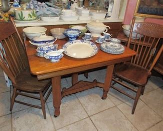 Antique oak breakfast table & 4 chairs & 2 leaves