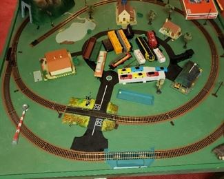 HO train lay out with tracks and cars