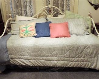 VINTAGE DAYBED WITH TRUNDLE