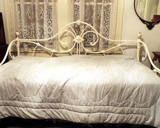 VINTAGE DAYBED WITH TRUNDLE