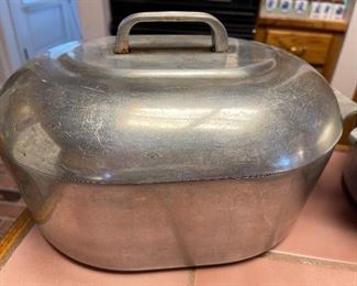 Vintage Magnalite Dutch Oven/ Roaster 
   8 Quart     Made in the USA