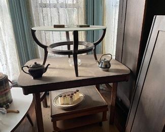 . . . love this retro table with glass top (the one on top)