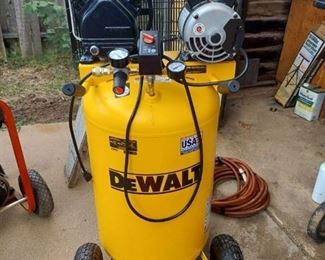 Dewalt DXCMLA1683066 Upright Air Compressor - 30 Gal