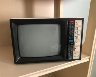 WHAAAAT is this!! I love this!! Is it a vintage TV? Is it a microwave that looks like a TV? Is it a vintage TV that could be made into a microwave? You will have to fight me for this
