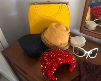 Oh, those sunglasses are JACKIE-O awesome!