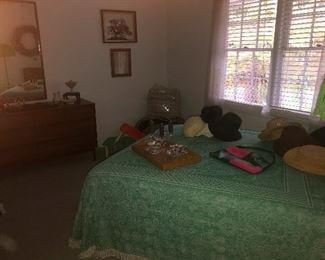 Under the sea, under the sea
Darling its better down where its wetter
Take it from me