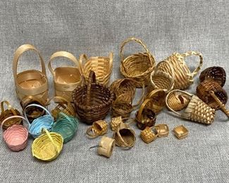 Mixed lot of Dollhouse Miniatures Wicker Woven Baskets