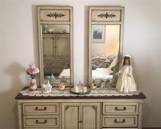 White Furniture Co. Dresser w/2 Mirrors