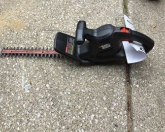 Black and Decker hedge trimmer -16”