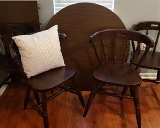 Set of 4 wooden chairs
Round table with leaf