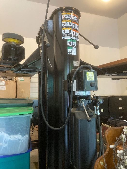 Chassis liner co. Twin field 2 car lift. Model 9000tl. Serial 267. Total weight 9000 pounds. 
Fantastic Car Lift by Chassis Liner Corp