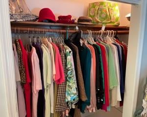 Many women's large and XL large clothing