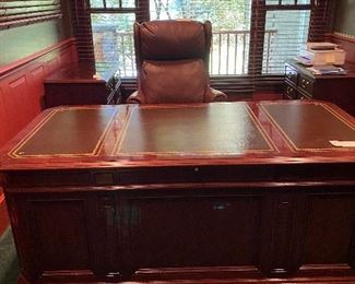 SLIGH EXECUTIVE DESK 72" WITH LEATHER TOP                                      RETAIL WAS $7500. OUR PRICE IS A FRACTION!