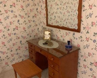 Bedroom 3
Ethan Allen Maple desk/vanity with mirror 