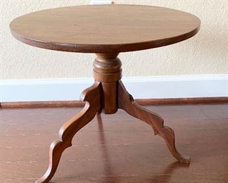Small Round Tripod Antique Oak Side Table.