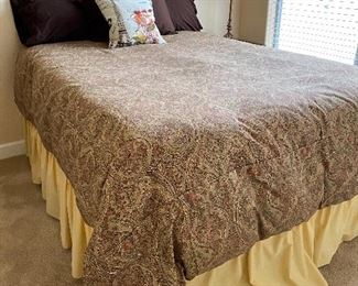 Queen Size Comforter and bed skirt