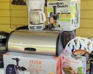 Nice assortment of kitchen items.