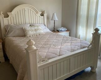 ETHAN ALLEN QUEEN Size Bed with matching Dresser & End Tables.