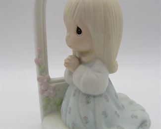 1985 Precious Moments Worship the Lord Porcelain
1985 Samuel J. Butcher Precious Moments "Worship the Lord" #100064 porcelain girl kneeling and praying in front of an arched window. 3.75" x 2.75" x 5.75"H
