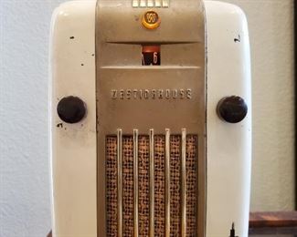Westinghouse  "Little Jewel" AM radio. Excellent working condition.