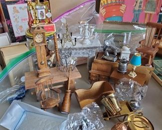 Dollhouse furniture and accessories (no boxes)