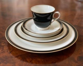 Noritake Ivory and Ebony 5-piece pacesetting - complete service for 8. Photo 1 of 2.