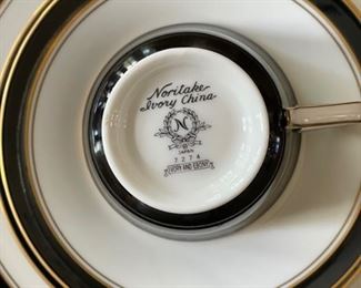 Noritake Ivory and Ebony 5-piece pacesetting - complete service for 8. Photo 1 of 2.