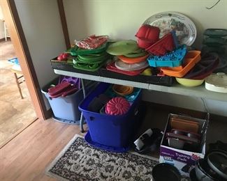 Just a few pieces of silicone cookware.. lol there is twice as much as in picture 