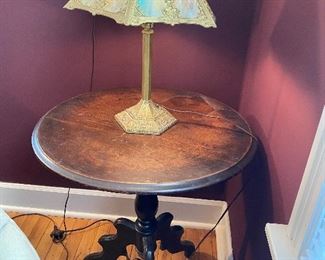 Small Round Accent Table with Scalloped Legs, Pastel Tiffany Style Table Lamp