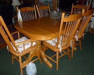 Nice Oak Table w/6 chairs & built-in leaf