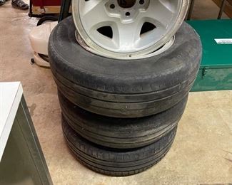 Set of wheels and tires