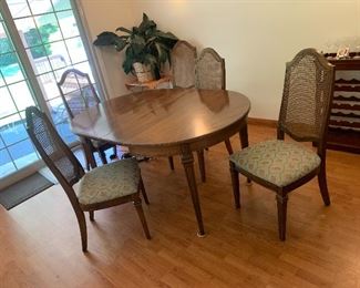 Dining table with 6 chairs and 2 leaves 