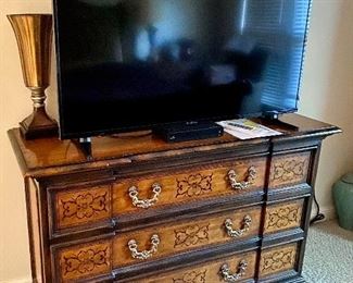 Horse handle chest of drawers
